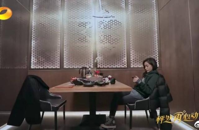 王子文首承认有孩子,晒合照表白儿子,经纪人表示其生父身份保密