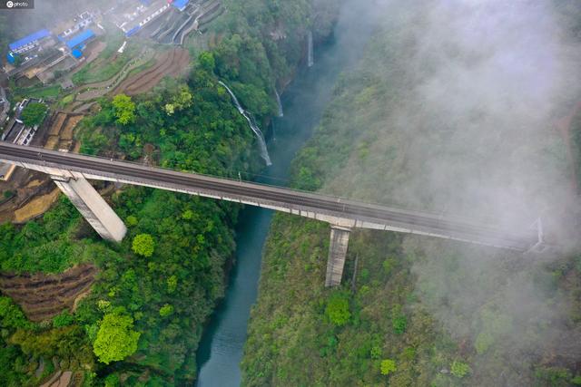 贵州深山峡谷现最惊险铁路桥 列车出云入岫横跨“万丈深渊”