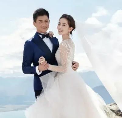 吴奇隆晒51岁庆生照,年过半百依旧显年轻,蛋糕字样暴露私下昵称