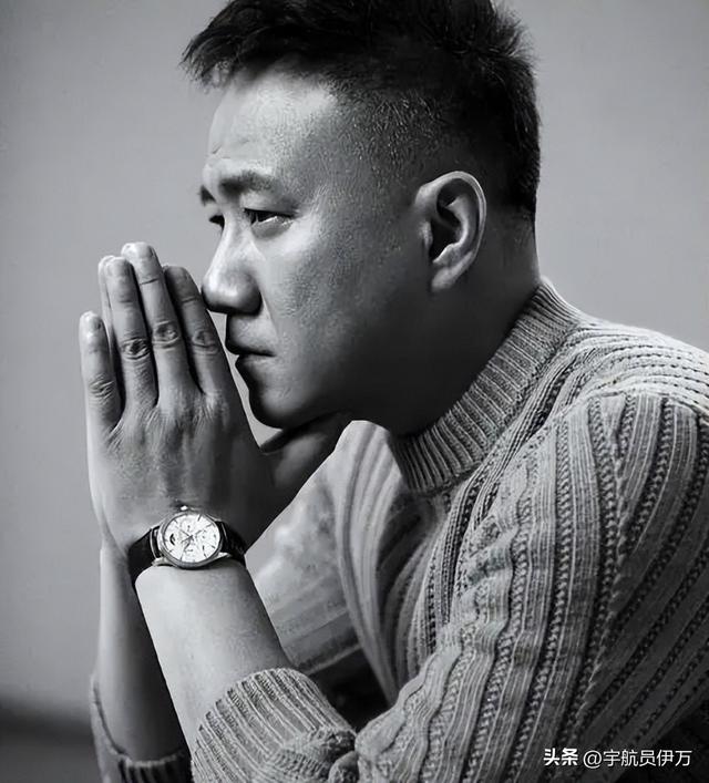 兜来转去,原来胡军的父母是他们夫妻俩!难怪能红遍大江南北