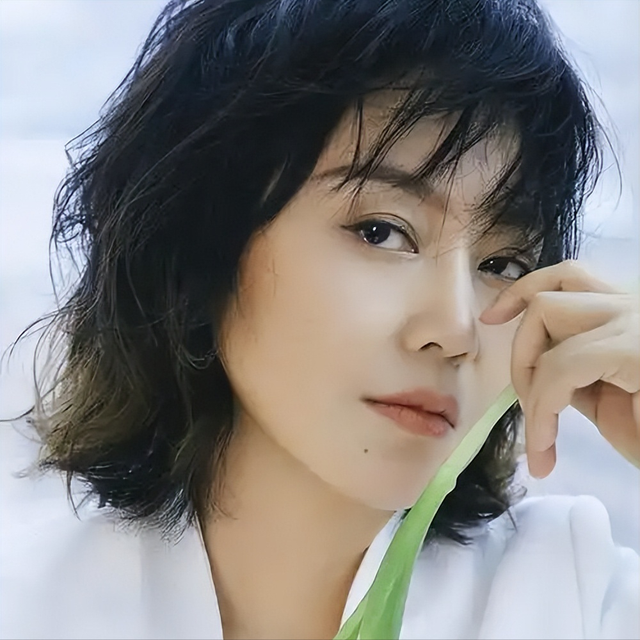 原来闫妮的女儿是她,20岁就演了女一号,但演技却跟不上资源