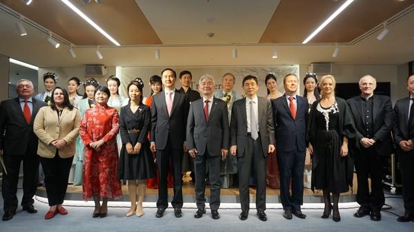 韩国民众体验中国“古琴”艺术魅力
