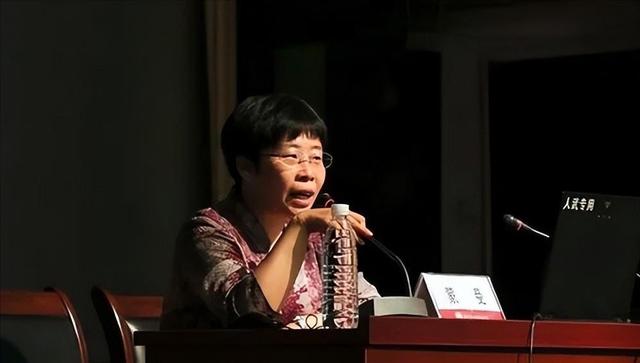 《百家讲坛》蒙曼49岁仍不结婚,朱迅问最想嫁给谁,她的回答亮了