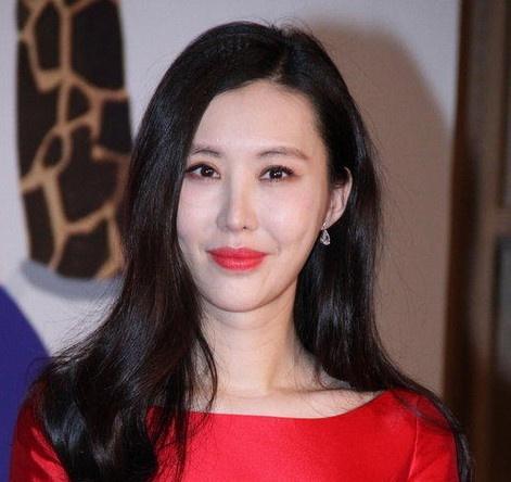 田朴珺的上位秘史:18线不红女演员,豪放敢演,如何搞定王石?