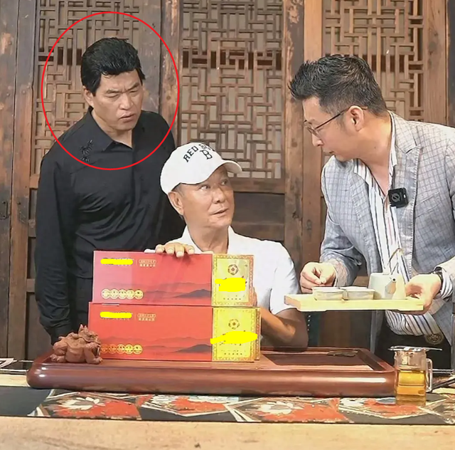 72岁李修贤被骂惨，与大傻模仿者一起直播带货，被斥消费已故好友
