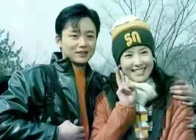 刘奕君:人生低谷期净身出户,二婚娶小娇妻终获幸福