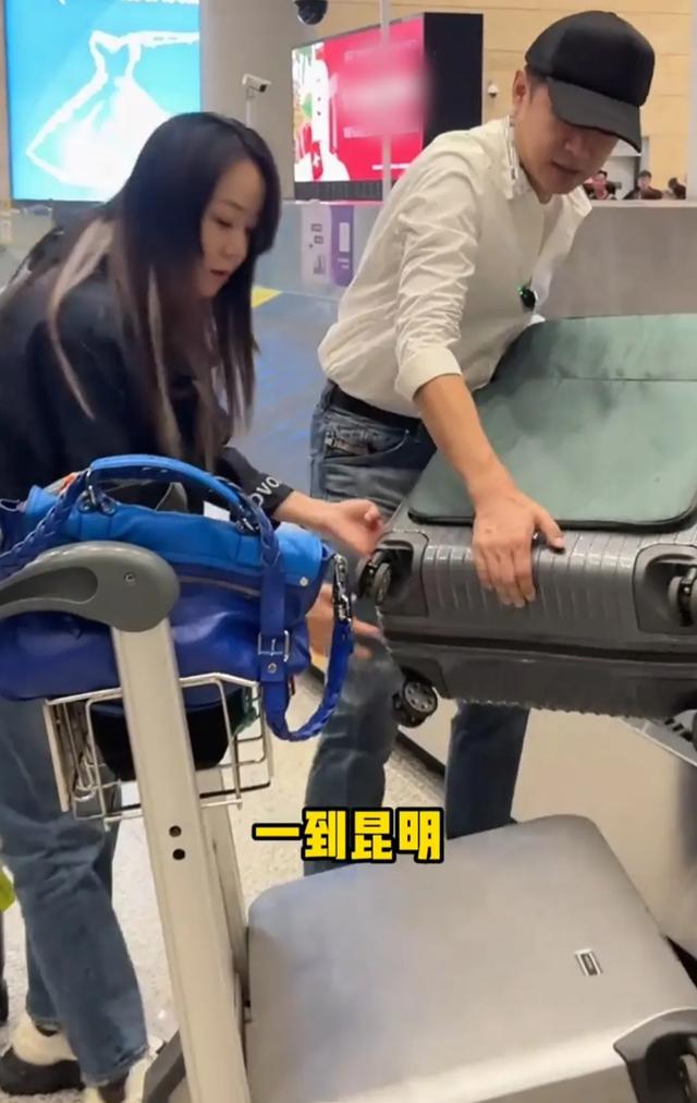 46岁王一楠携老公回昆明老家,父亲和姐姐罕见露面,高鑫全程贴心