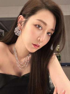 曾莞婷(独／曾莞婷深夜突晒宝宝：家里新成员　网喊「哪时生的」本人回应)