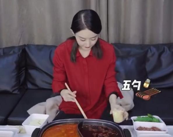 赵丽颖的90斤体重怎么做到的?看到她吃火锅的方式,我宁愿选择胖