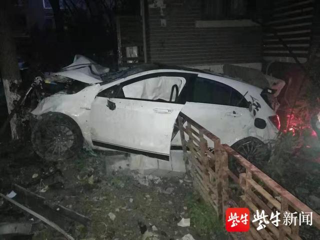 司机一天一夜没睡觉,疲劳驾驶小轿车“飞入”别墅院子里