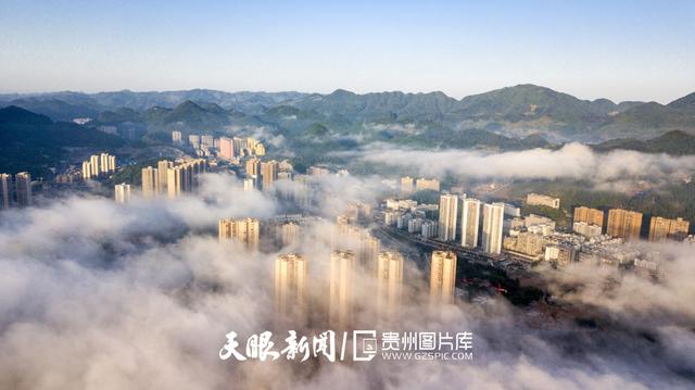 天青色等烟雨,而我在等你