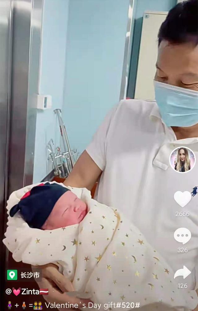 64岁知名笑星周卫星三度当爸!小30岁外国妻子产女,开心晒家庭照