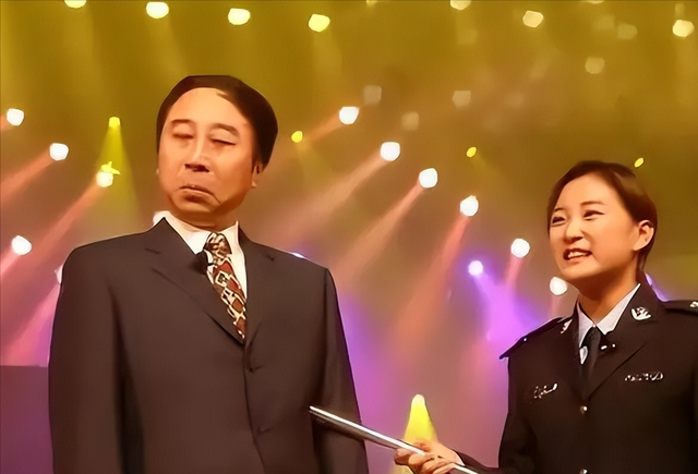 一手好牌打得稀烂！他搭档冯巩春晚一夜爆红，后却成百万诈骗犯