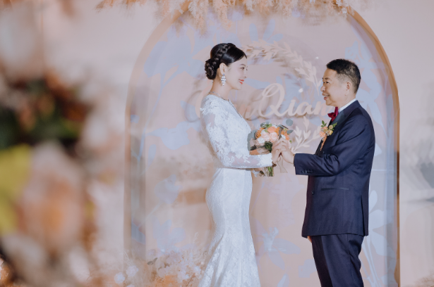 妻子病逝1年后娶小25岁娇妻,公司年入2934亿,坐拥2333吨金矿
