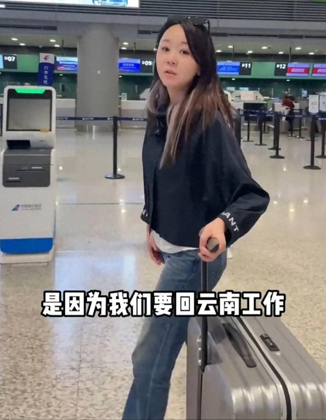 46岁王一楠携老公回昆明老家,父亲和姐姐罕见露面,高鑫全程贴心