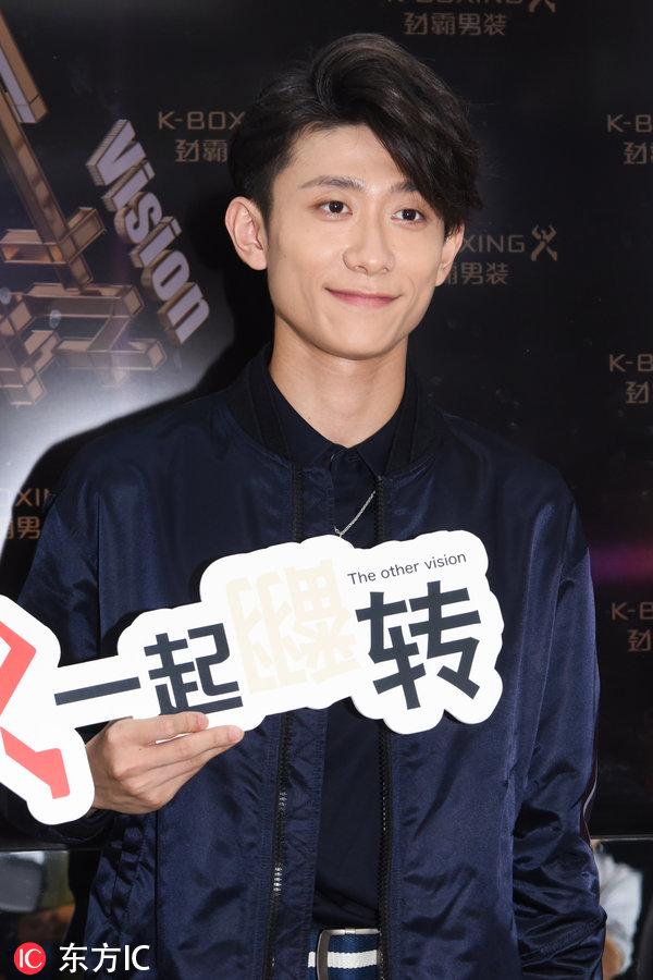 张一山腮帮子明显也不削骨，“天然帅哥”露齿大笑清爽帅气