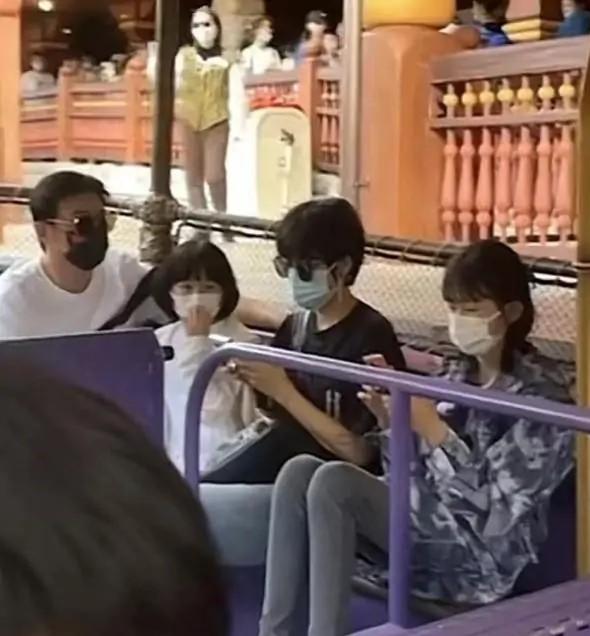 陆毅晒全家近照,鲍蕾带俩女儿出镜,一家四口共用一张脸?