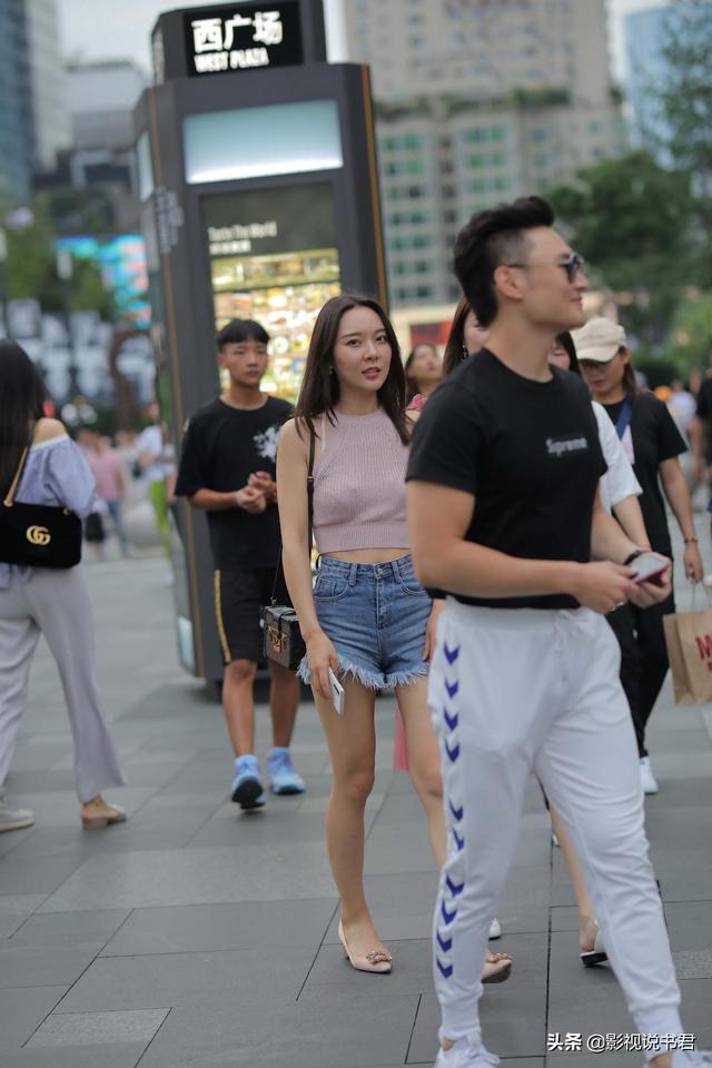 粉色小毛衣穿出高级感,优雅知性的美女很有镜头感