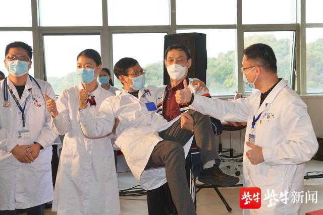 “谢谢你们给了我第二次生命!”72岁武汉新冠肺炎康复患者来宁给医生一个“公主抱”