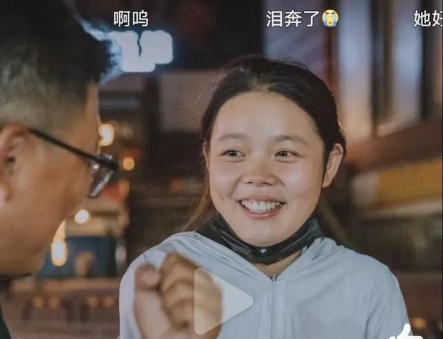 昨夜,她的笑容,让全网心疼……