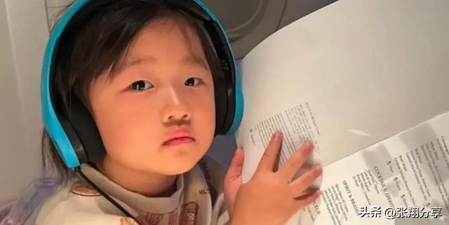 韩智慧和检察官老公带女儿出国旅行,女儿乖巧可爱一家人好幸福