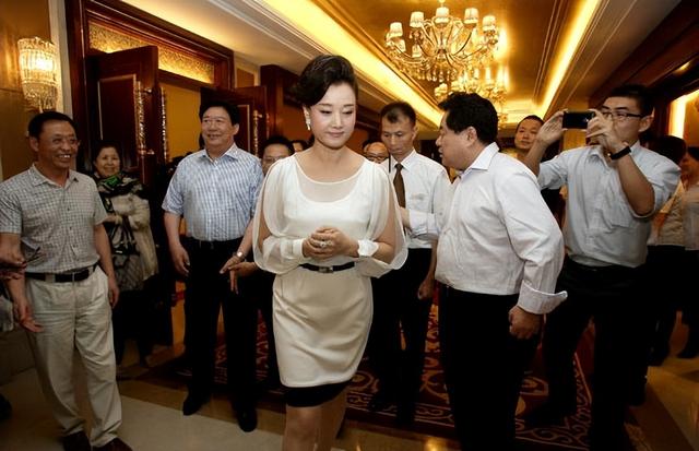 58岁宋祖英举办家宴!豪宅层高超五米,穿香奈儿手臂线条成亮点