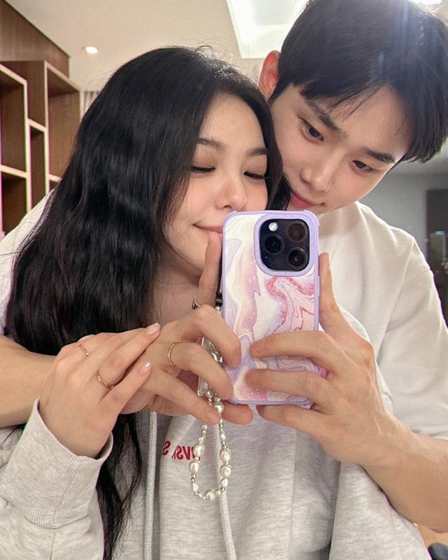 女歌手Ailee宣布结婚,晒两人亲密合照,无名指戴同款戒指