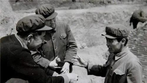 1974年盗墓贼养人脚獾寻到辽代大墓!挖出千年古酒名画?真相如何