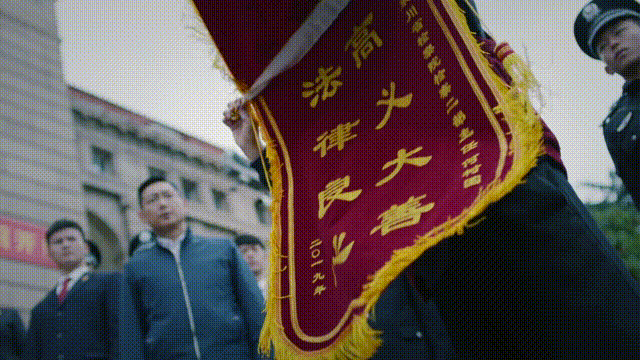 她来这部戏里念广告吗?