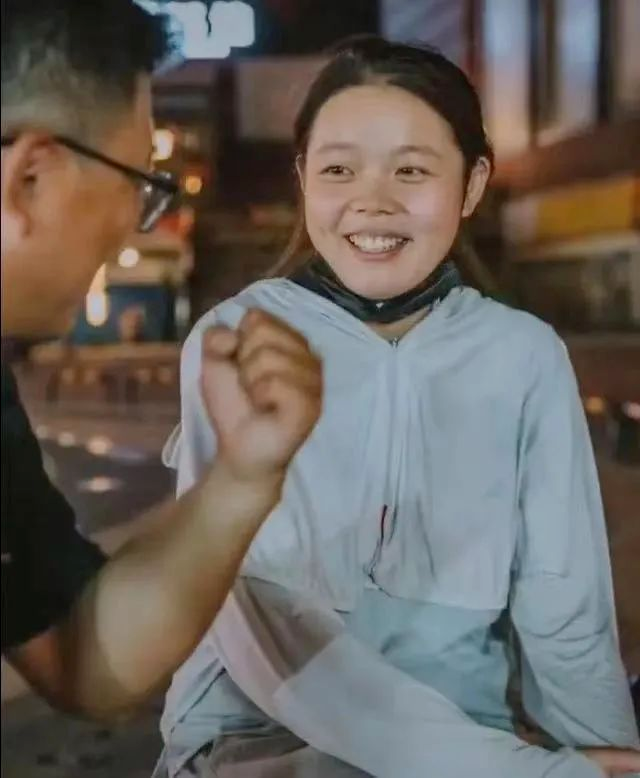 昨夜,她的笑容,让全网心疼……