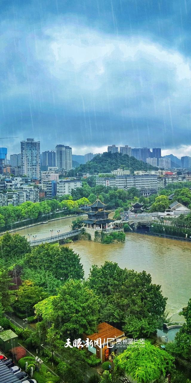 天青色等烟雨,而我在等你