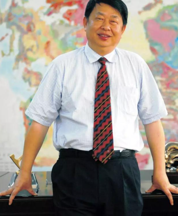 妻子病逝1年后娶小25岁娇妻,公司年入2934亿,坐拥2333吨金矿
