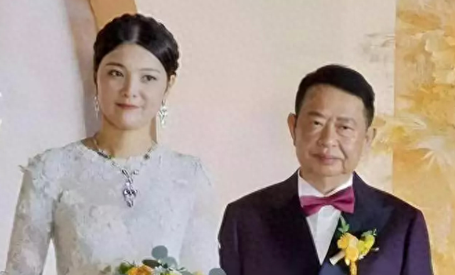 妻子病逝1年后娶小25岁娇妻,公司年入2934亿,坐拥2333吨金矿