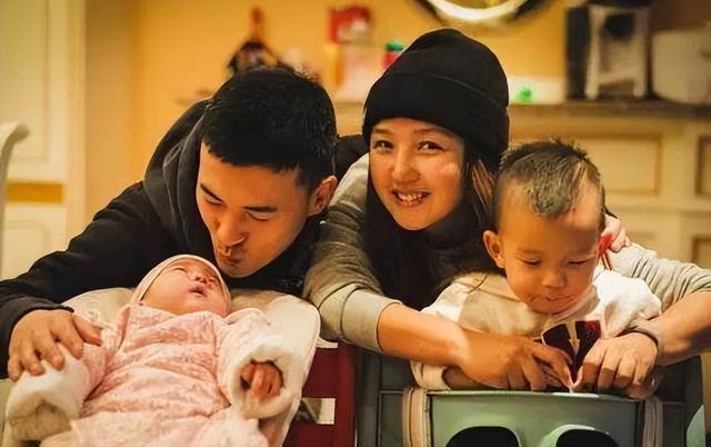11年后再看何洁释小龙,她疑怀4胎又传婚变,他资产上亿娇妻在怀