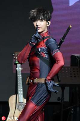 炎亚纶图片(炎亚纶穿紧身衣撕咬衣服，可爱不输蔡徐坤，33岁身材却如高中生)