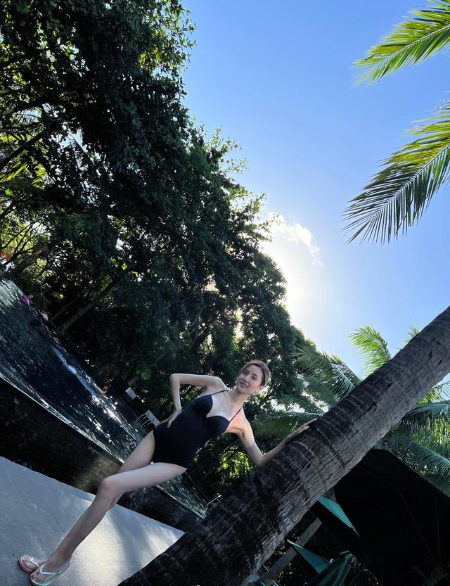 青春女星朱佳希分享海岛旅游写真,纯美泳装与男友深情激吻