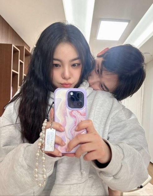 女歌手Ailee宣布结婚,晒两人亲密合照,无名指戴同款戒指