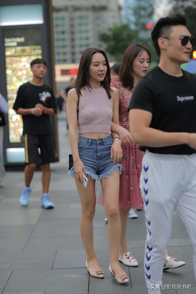 粉色小毛衣穿出高级感,优雅知性的美女很有镜头感