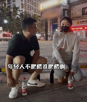 昨夜,她的笑容,让全网心疼……