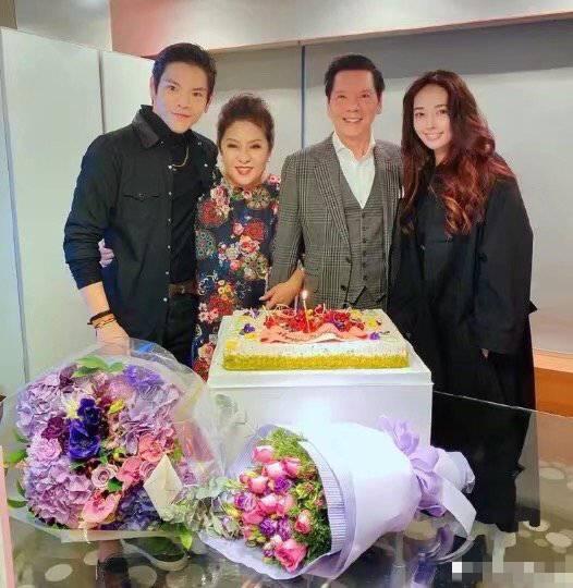 向华强72岁生日会大咖云集,打扮帅气显年轻,干儿子萧敬腾超贴心