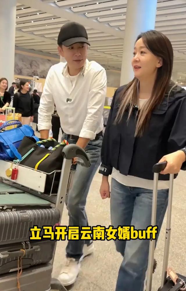46岁王一楠携老公回昆明老家,父亲和姐姐罕见露面,高鑫全程贴心