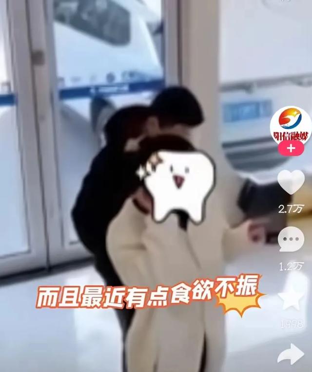宋之馨分享和爸爸宋晓峰春晚合照,她颜值非常高,非常有爱的画面