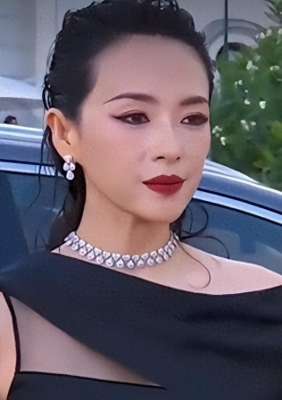 章子怡被摸胸(章子怡遇颁奖“滑铁卢”，遭对方强吻很尴尬，疑被摸臀部瞬间黑脸)