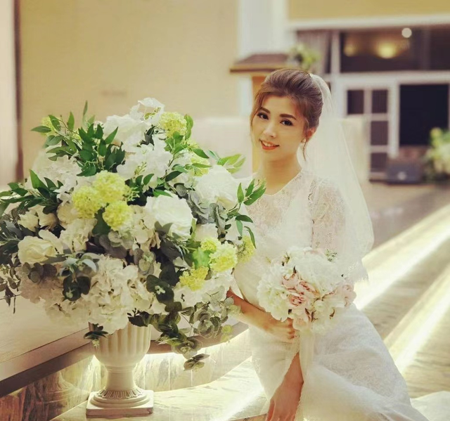 34岁女星与金融大亨办婚礼!穿唯美婚纱身材窈窕,现场遭催生多胎