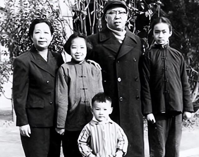 1949年,罗荣桓接前妻之女进京生活,林月琴大方送新皮袄给颜月娥
