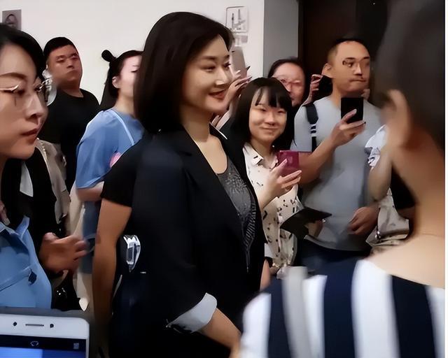 58岁宋祖英举办家宴!豪宅层高超五米,穿香奈儿手臂线条成亮点