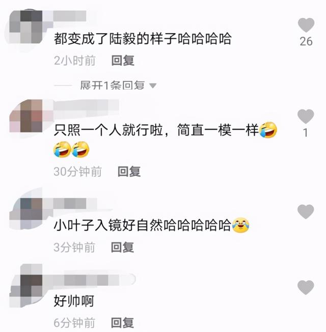 陆毅晒全家近照,鲍蕾带俩女儿出镜,一家四口共用一张脸?