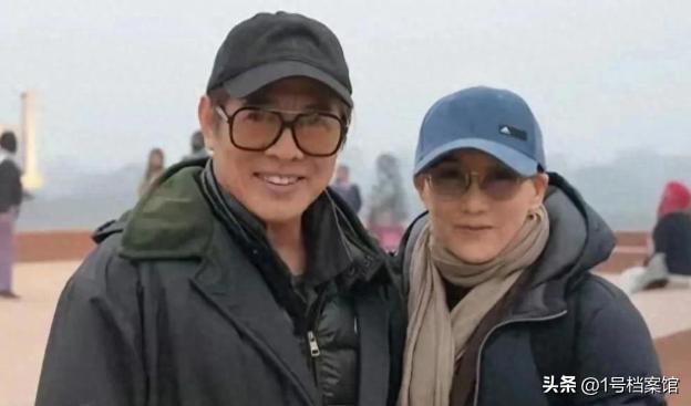 61岁李连杰和63岁利智近照曝光,难敌岁月,老成了难以想象的模样