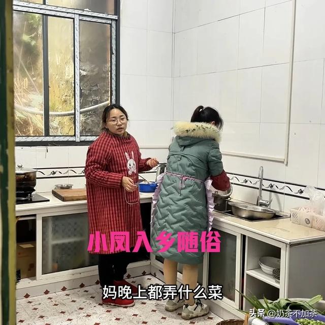 小凤回村过年入乡随俗,一秒变村姑,冷眉蹬高跟鞋嫌弃小凤手脏