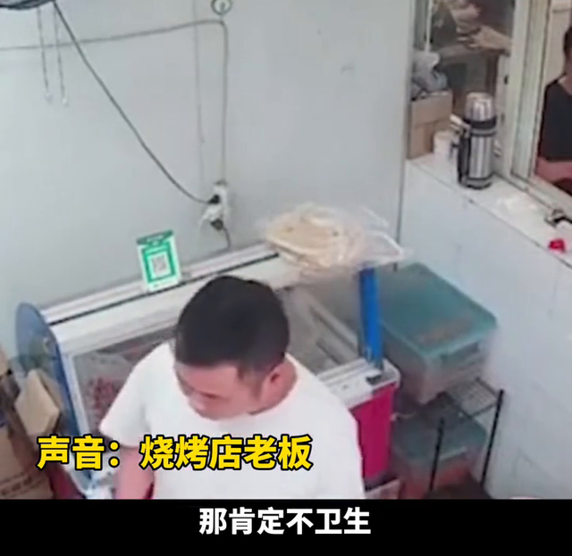 顾客拿起肉串闻闻又放下,老板发现后,当她面把肉串拿出来扔了